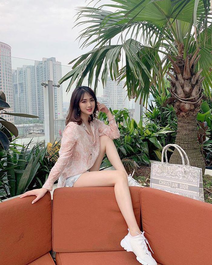 Đôi chân dài trứ danh của người đẹp sinh năm 1998 nổi bật không thua kém gì người mẫu.