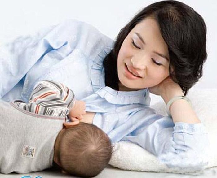Bú nằm làm tăng nguy cơ gây ọc sữa ở trẻ (Ảnh: Internet)