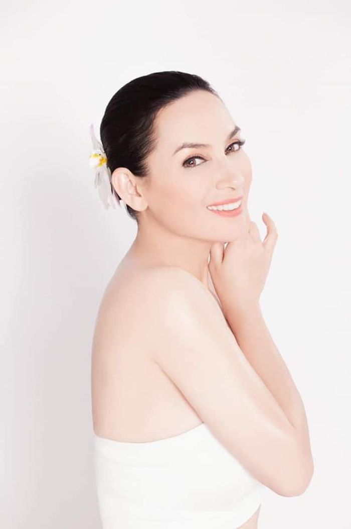 Góc nghiêng đỉnh cao của Phi Nhung giúp cô nàng chiếm trọn cảm tình của người hâm mộ và tỏa sáng bất chấp tuổi tác.