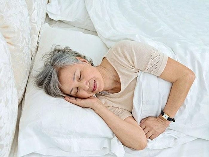 Không liệu pháp nào loại bỏ quầng thâm mắt hiệu quả hơn một giấc ngủ ngon và đủ sâu.