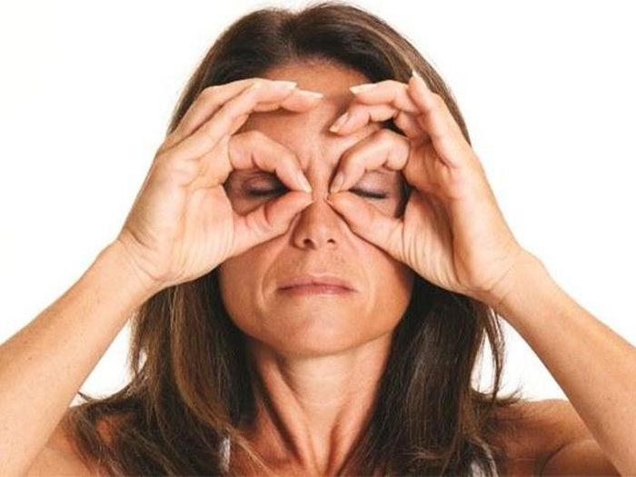 Trên thị trường hiện có bán các loại cây lăn massage mắt.