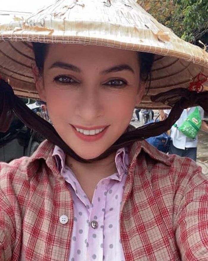 Đôi mắt của Phi Nhung hằn rõ vết chân chim, quầng thâm và bọng trũng dù cô có trang điểm và sử dụng phần mềm chỉnh ảnh “sương sương”.