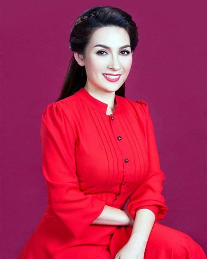 Giọng hát dân ca nổi tiếng sở hữu nét đẹp lai tây độc đáo với hốc mắt sâu, sống mũi cao và khuôn mặt góc cạnh. Người đẹp được cho là bảo dưỡng nhan sắc khá tốt so với độ tuổi U50 của mình. Gương mặt Phi Nhung luôn rạng rỡ, làn da mịn màng và thân hình vô cùng săn chắc.
