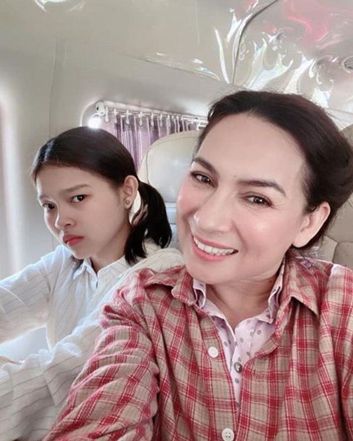 Trong một góc chụp khác, vết nhăn khóe mắt hiện lên rõ rệt. Mặt khác, phần cổ cũng kém săn chắc và thiếu độ đàn hồi. Hai dấu vết này đã “tố cáo” tuổi thật của Phi Nhung mặc cho cô nàng giữ được làn da căng bóng.