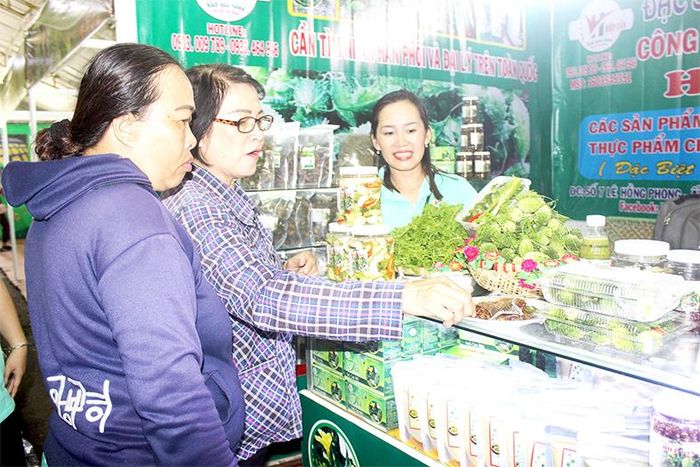 Sản phẩm OCOP của Công ty TNHH Khổ qua rừng Hiệp Vân (TP.Long Khánh) thu hút người tiêu dùng tại một hội chợ tổ chức tại TP.Long Khánh