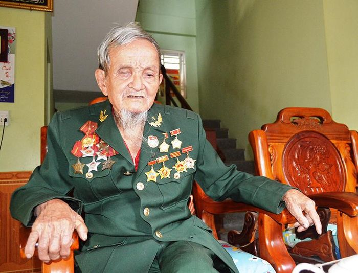  Cụ Nguyễn Khắc Sanh, lão thành cách mạng, hiện ở tại Khu phố 1, phường Đông Lễ, thành phố Đông Hà -Ảnh: ĐV 