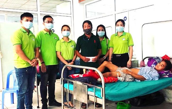 Trao số tiền 11,6 triệu đồng cho gia đình em Thào Seo Phử.