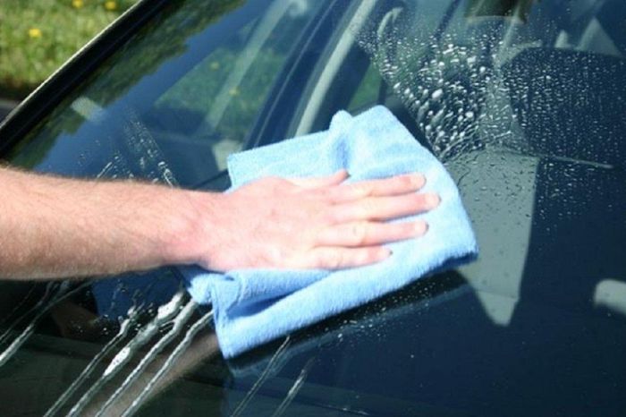 Theo một số mẹo tẩy cặn canxi trên kính xe, bạn có thể dùng chanh