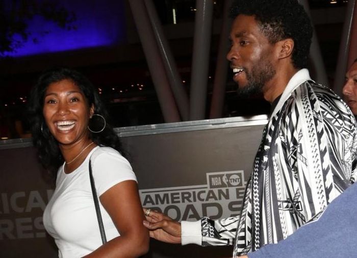 Hiện tại, bên cạnh việc tưởng nhớ Chadwick Boseman, người hâm mộ còn dành nhiều lời an ủi cho Taylor Simone Ledward. "Tôi thành thật chia buồn cùng bà xã của Boseman. Với tôi, anh ra đi là sự mất mát quá lớn. Tôi nghĩ Simone đau đớn nhiều hơn khi đã gắn bó với chồng 5 năm", tài khoản Jerusha viết. Ảnh: Backgrid.