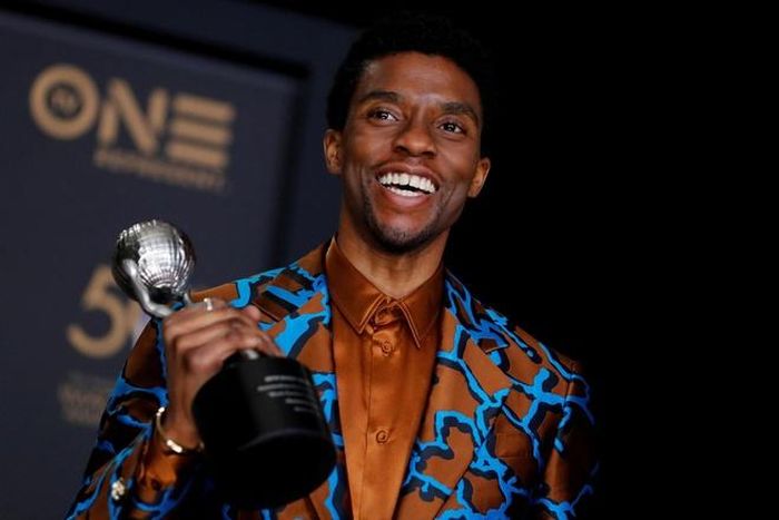  Trước khi bước lên sân khấu nhận giải Diễn viên xuất sắc của NAACP Image, anh hôn Taylor Simone Ledward trước nhiều đồng nghiệp và hàng triệu khán giả truyền hình. Theo The Sun, trong bài phát biểu, tài tử Chadwick Boseman khẳng định Taylor Simone Ledward là tình yêu lớn nhất đời. "Simone, cảm ơn vì em luôn bên anh mỗi ngày. Yêu em nhiều". Dưới khán đài, Taylor Simone Ledward thì thầm: "Em cũng yêu anh". Ảnh: Getty. 