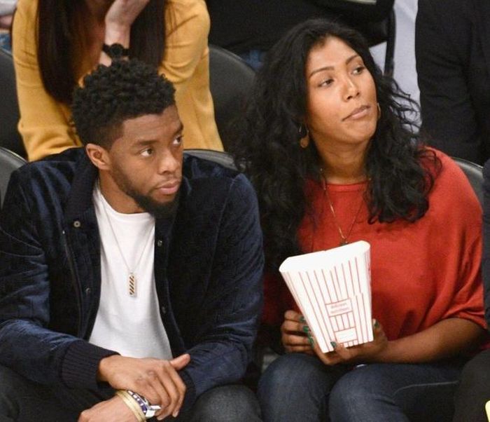 The Sun cho biết Boseman và bà xã hẹn hò từ năm 2015, sau khi paparazzi ghi lại hình ảnh đôi tình nhân cùng có mặt ở sân bay quốc tế Los Angeles. Kể từ lần đó, họ hạn chế xuất hiện trước truyền thông. Mãi đến tháng 6/2017, cả hai cùng đến trường quay Jimmy Kimmel Live!. Ảnh: Backgrid.
