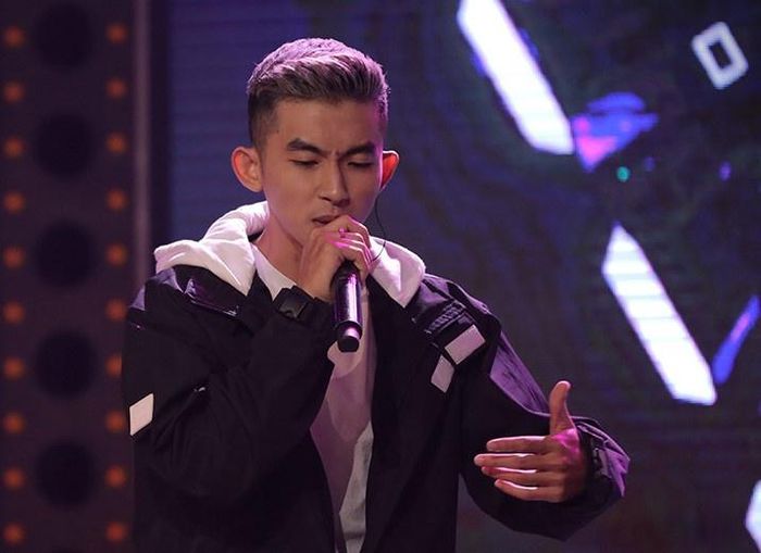  Hà Quốc Hoàng thể hiện bản rap Đánh đổi dựa theo bài hát gốc Mơ hoa hồng và chinh phục được Wowy, Suboi. 