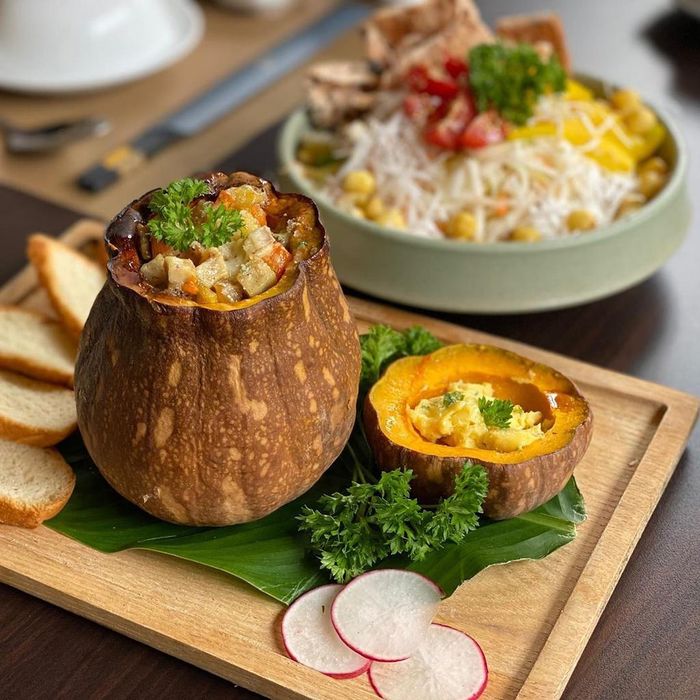 Các món ăn của nhà hàng được trình bày đẹp mắt. Ảnh: Jackbilton600, thanh_xuan_giam_can_.
