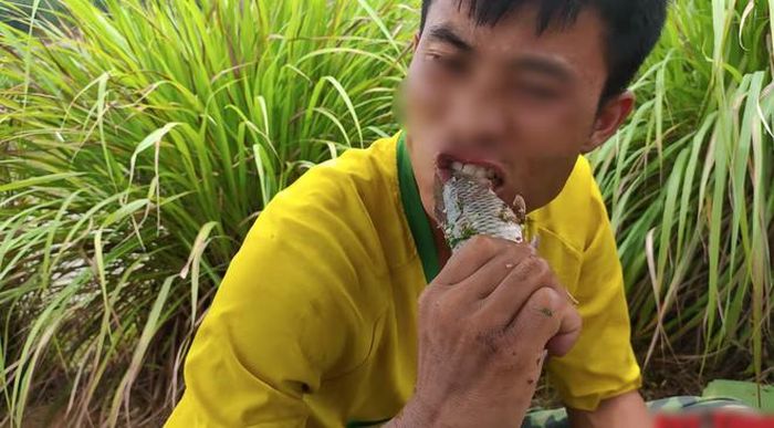 Điều đáng nói ở đây là quy trình chế biến cũng như cách ăn uống của các Youtuber này không mang lại sự ngon miệng hay hứng thú mà ngược lại khiến cho người xem hơi có chút sợ hãi vì mất vệ sinh.