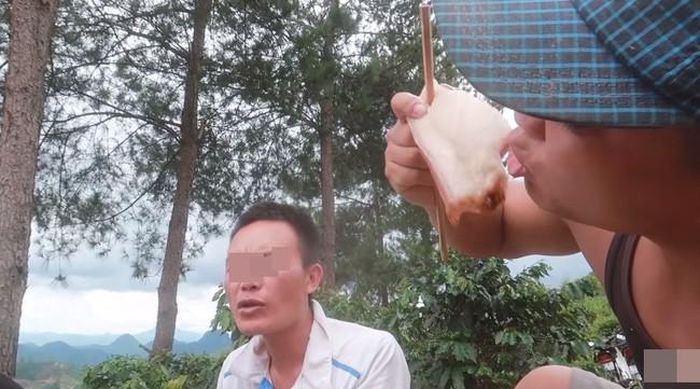 Sau khi ăn mỡ lợn này xong thì chắc là phải đến cả tuần sau họ sẽ không thể ăn được gì nữa vì quá ngán.