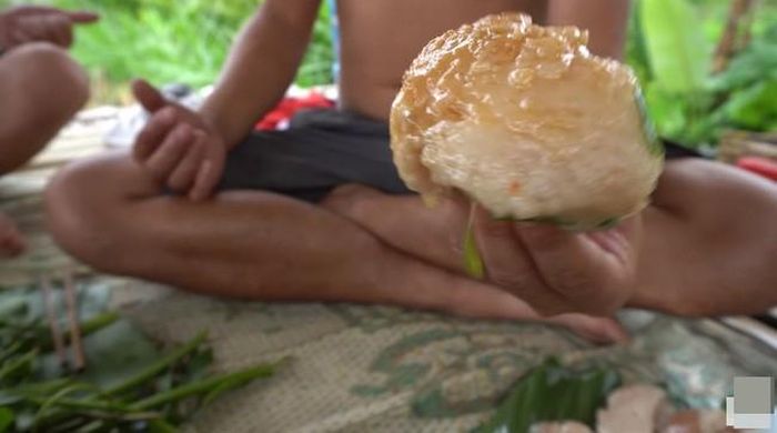 Ngoài việc ăn cá sống có kích cỡ lớn, mới đây cộng đồng mạng đã vô cùng ngỡ ngàng trước một số nhóm thanh niên rủ nhau ăn hết hàng kg mỡ lợn.