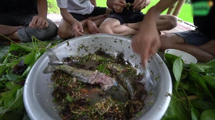 Nhiều dân mạng đã để lại bình luận rất gay gắt, cho rằng làm như vậy là "nhảm nhí", "câu like rẻ tiền".