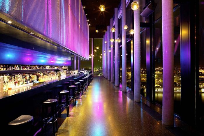 Uống một ly cocktail tại Skyline Bar 20up