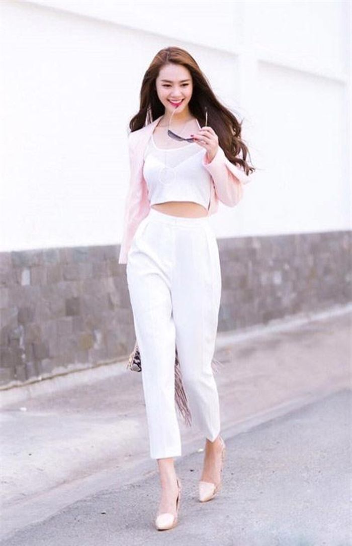 Sự phối hợp của áo croptop và quần cạp cao giúp cho các nàng chân ngắn ăn gian chiều cao và giúp các nàng chân dài khoe trọn được đôi chân của mình.