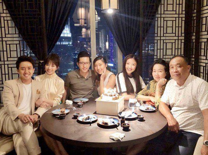 Trấn Thành tiết lộ Hari Won ít vào bếp, mọi việc đều có bố mẹ chồng lo.