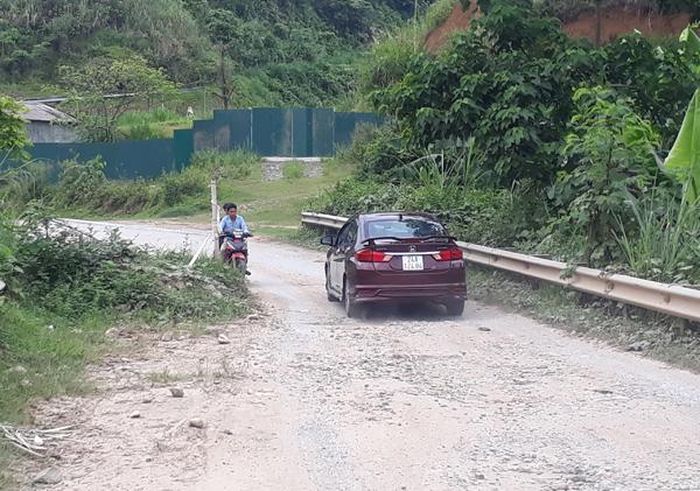 Một điểm sạt lở, đất đá được hót dồn đống gây mất an toàn giao thông.