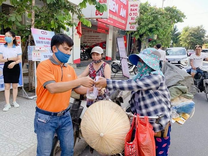 Những ly nước miễn phí được đưa tận tay người dân