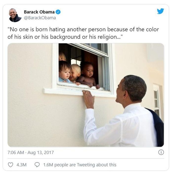 “Không ai sinh ra mà đã ghét một người khác vì màu da, xuất thân hay tôn giáo của họ”, ông Obama viết trên Twitter năm 2017 và trích dẫn lời cựu Tổng thống Nam Phi Nelson Mandela.