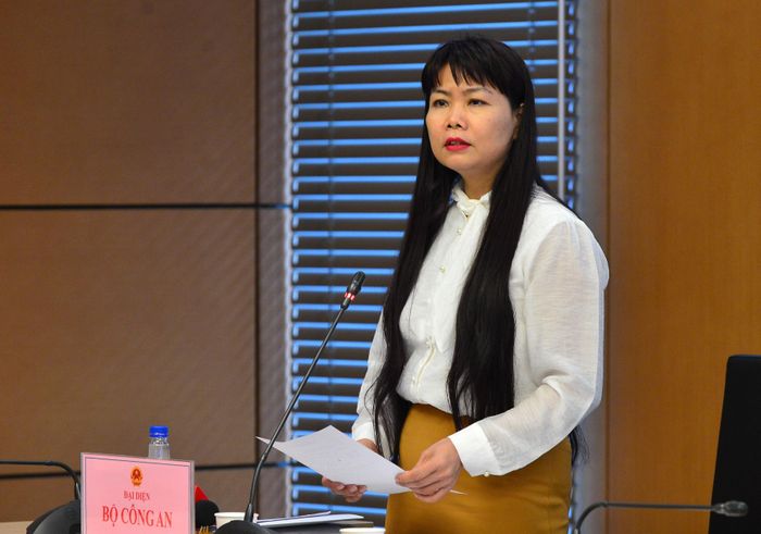 Đại diện Vụ Pháp chế, Bộ Công an phát biểu giải trình tại phiên họp. Ảnh Báo ĐBND