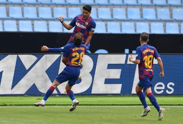  Dù Luis Suarez vừa hoàn tất cú đúp của mình với bàn thắng trước Celta Vigo nhưng vẫn chịu tương lai bất định từ phía lãnh đạo CLB.
