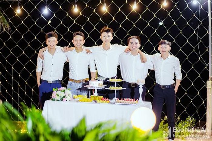 Hoàng Viết Hậu (giữa) luôn sống hòa đồng và được bạn bè quý mến. Ảnh: NVCC