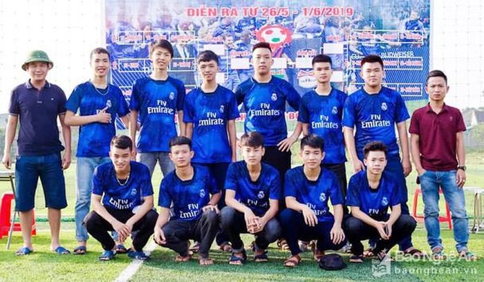 Không chỉ chăm chỉ học tập, Hoàng Viết Hậu (hàng sau, người thứ 3 từ trái qua) còn tích cực rèn luyện thể dục, thể thao. Ảnh: NVCC