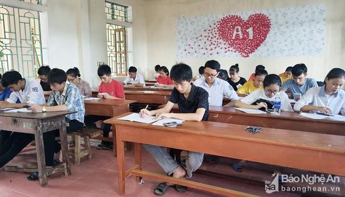 Hoàng Viết Hậu (áo đen) luôn có ý chí vượt lên hoàn cảnh khó khăn để đạt thành tích cao trong học tập. Ảnh: NVCC