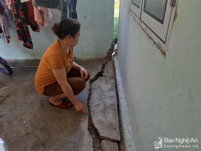 Nhiều nhà dân nứt toác, nguy cơ rơi tuột xuống lòng hồ. Ảnh: TH