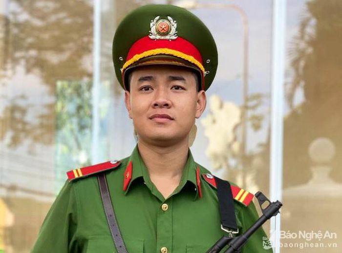 Chiến sỹ Phan Văn Bá - thí sinh đạt thành tích thủ khoa khối C03 trên cả nước. Ảnh: Huy Thư