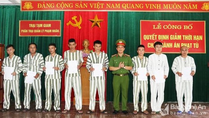 Đồng chí Thượng tá Đinh Trọng Dung, giám thị Trại tạm giam Công an tỉnh Nghệ An trao quyết định giảm thời hạn chấp hành án phạt tù cho các phạm nhân. Ảnh: Trọng Tuấn (CANA)