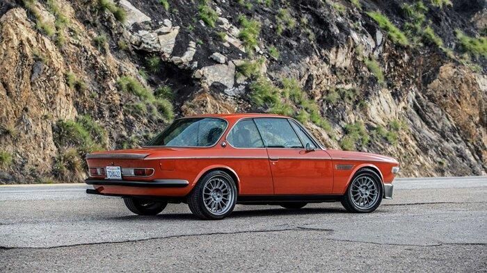 BMW 3.0 CS được sản xuất trong khoảng thời gian từ năm 1968-1975, kiểu dáng Coupe 2 cửa, hệ dẫn động cầu sau và động cơ đặt ở phía trước. Kích thước các chiều Dài x Rộng x Cao lần lượt là: 4658 x 1681 x 1377 (mm), chiều dài trục cơ sở 2616mm. (Ảnh: SpeedKore)
