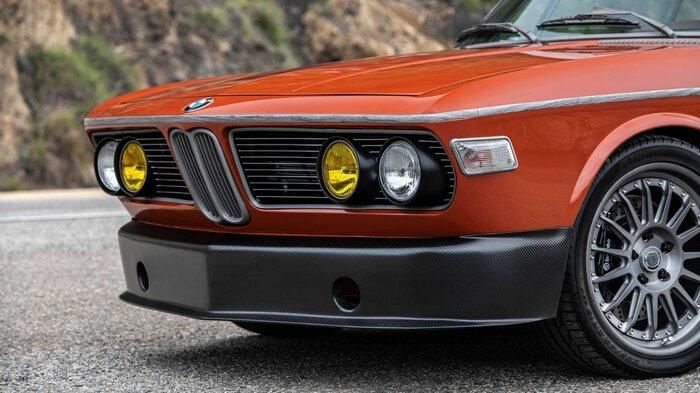 Ở phần ngoại thất của chiếc xế cổ BMW 3.0 CS, SpeedKore đã không thay thế toàn bộ vỏ xe bằng sợi carbon mà thay đổi một vài chi tiết ở cánh đuôi, cản trước và sau. Thêm vào đó là đường viền trang trí vân gỗ chạy quanh xe tạo điểm nhấn. (Ảnh: SpeedKore)