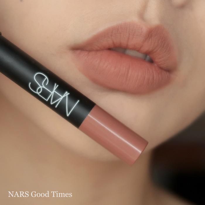 Màu son thiên về tone nude và mang base đất, màu này không quá kén da mà còn mang lại cảm giác rất sang. Thiết kế son dạng bút chì với chất mềm mượt giúp bạn dễ dàng điều chỉnh để tô vẽ được viền son ưng ý. Với màu son này, bạn có thể đánh lòng môi hay đánh cả môi cũng đều hợp cả