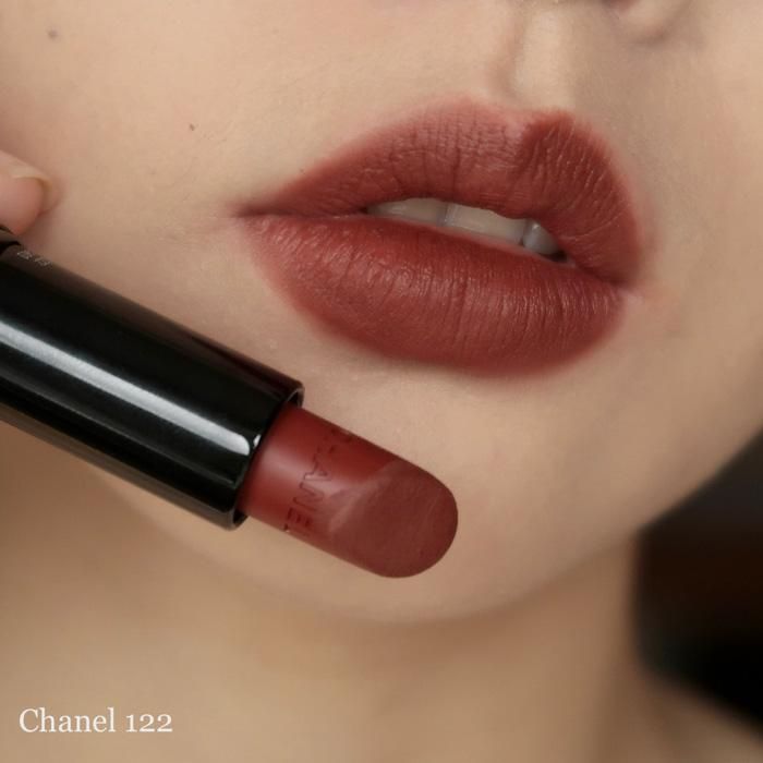 Là dòng son lì, nhưng chất son vẫn sẽ không gây khô môi một chút nào nhờ hàng loạt dưỡng chất như chiết xuất bơ trà xanh, dầu hạnh nhân, gỗ sappan và vitamin E. Ngoài ra, chất son cũng hứa hẹn đặc biệt lâu trôi, bền màu trong nhiều giờ đồng hồ.