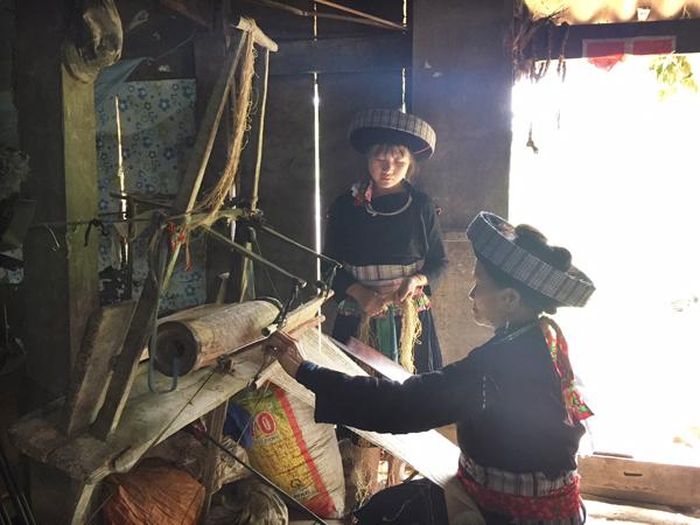 Bà Lý Thị Sai truyền dạy nghề dệt vải lanh cho cháu nội.