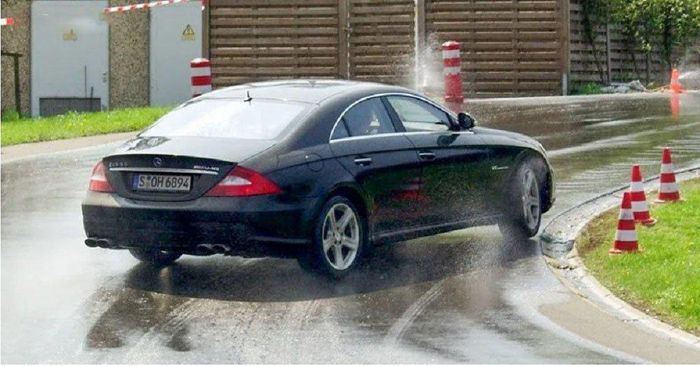 Lái xe không làm chủ được tốc độ nên lúc cua không đủ tạo lực hướng tâm để ôm trọn vòng cua