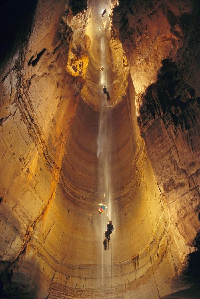 Hệ thống hang Krubera dài 16.058 m, phần lớn bao gồm các giếng sâu, thẳng đứng, thông nhau bằng lối đi. Hang động bắt đầu trên núi, ở độ cao 2.256 m. Không gian bên trong thường rất hẹp và phải được đục nhiều chỗ để có lối đi an toàn. Tại một số điểm, lối đi lớn như đường hầm tàu điện ngầm.