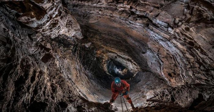 Krubera được phát hiện vào năm 1960 ở Arabika Massif, một trong những khối núi đá vôi cao nhất vùng Tây Caucasus của Georgia. Năm 2001, Krubera chính thức được công nhận là hang động sâu nhất trên Trái Đất, soán ngôi của hang Lamprechtsofen (Áo).