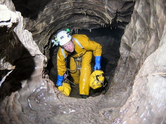 Krubera nằm trên dãy núi Arabika Massif, vùng hẻo lánh của khu tự trị Abkhazia. Việc di chuyển đến hang động này không dễ dàng. Chính vì thế, toàn bộ khu vực của Abkhazia (ngay cả trên mặt đất) chưa được khám phá hết. Nhiều bí ẩn cũng như tò mò về hang động sâu nhất thế giới và môi trường xung quanh nơi này vẫn là điều kỳ thú đối với những người đam mê phiêu lưu.