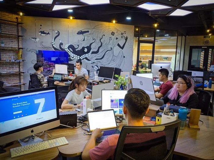  Mai Thương luôn nhận được sự giúp đỡ tận tình từ các anh chị đồng nghiệp. 