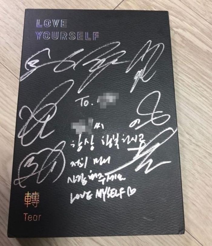 CD có chữ ký của BTS, “To. _____. ______, tôi hy vọng bạn hạnh phúc và hãy yêu chúng tôi nhiều. YÊU CHÍNH MÌNH"