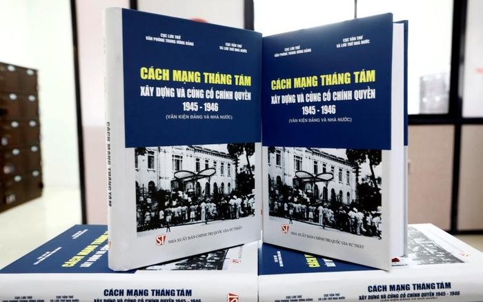 Cuốn sách Cách mạng Tháng Tám Xây dựng và củng cố chính quyền 1945 - 1946 (Văn kiện Đảng và Nhà nước) vừa được xuất bản.