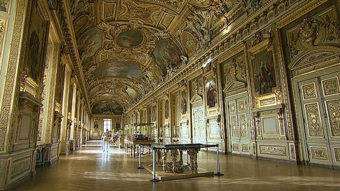 Cụ thể, một số người cho rằng, bảo tàng Louvre là nơi trú ngụ của vài "hồn ma". Điều này xuất phát từ việc trước khi trở thành bảo tàng, địa điểm nổi tiếng này là cung điện của hoàng gia Pháp.