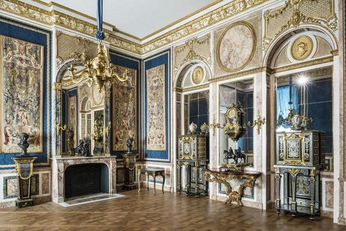 Thêm nữa, khu vực bảo tàng Louvre từng là nơi diễn ra một số sự kiện bi thương như cuộc thảm sát Ngày Thánh Bartholomew.