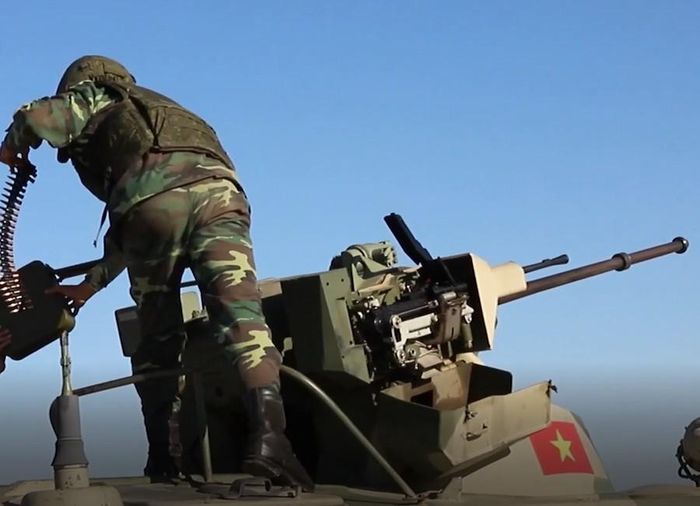 So với loại BTR-60PB mà chúng ta có trong nước, BTR-82A trang bị tháp pháo tự động dạng module thay cho khẩu súng máy 14,5mm trên các đời BTR-60/70 và 80. Trên tháp pháo này lắp nhiều loại vũ khí gồm: pháo tự động 2A72 30mm; súng máy đồng trục PKT. Trong ảnh, chiến sĩ Việt Nam đang thao tác chuẩn bị lắp đạn khẩu PKT 7,62mm để thi bài diệt mục tiêu cự ly gần.